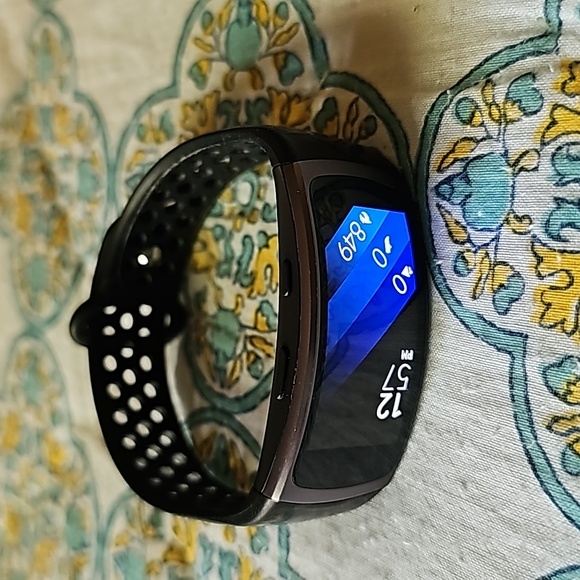 Samsung Gear Fit2 Smartwatch - Picture 4 of 8